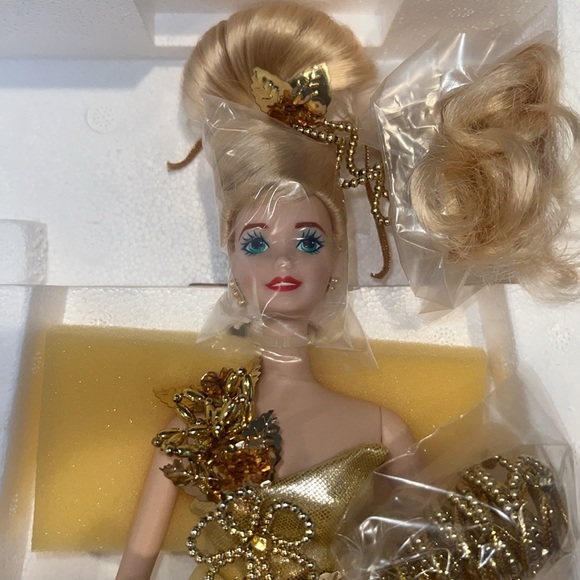 THE GOLD SENSATION- The Gold and Silver Porcelin Barbie Set - Picture 6 of 8